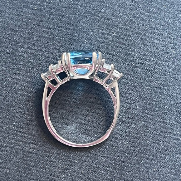 10k White Gold & Blue Topaz Ring - Picture 5 of 8